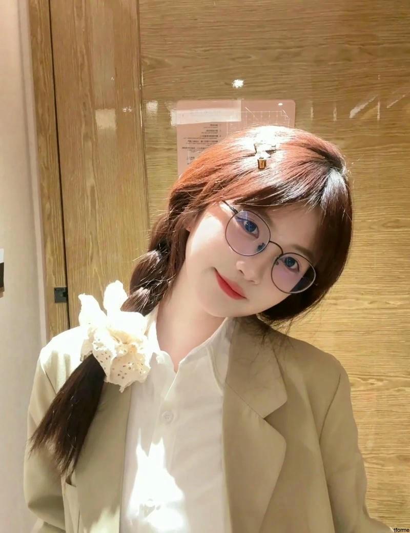 ảnh nữ cute đeo kính nghiêng đầu