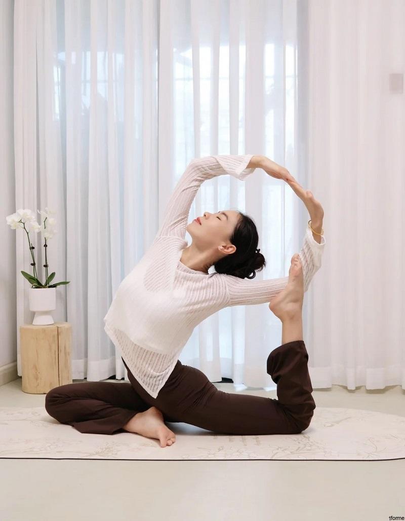 gái xinh thư giãn cùng yoga