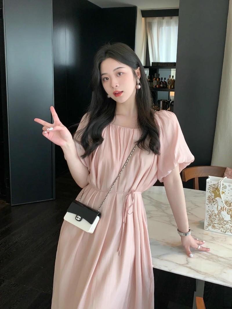 hình gái xinh mặc pinky tóc đen dài