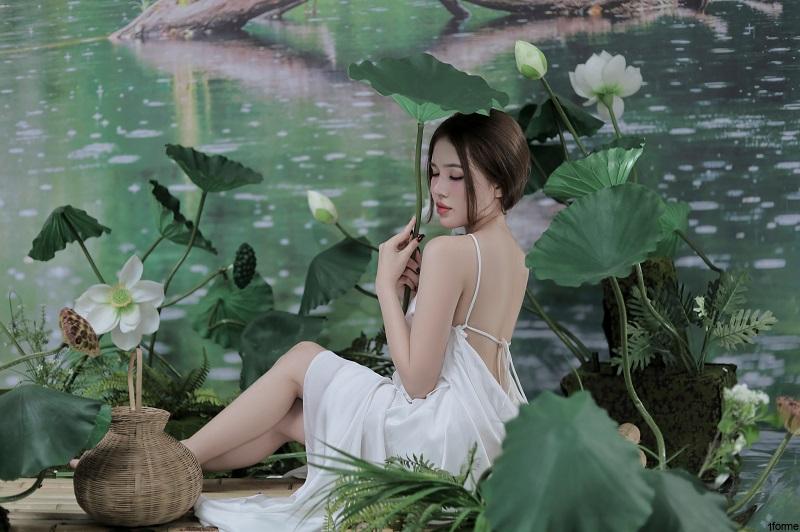 hot girl chụp hình đầm sen